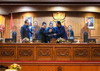 Ketua DPRD Badung I Gusti Anom Gumanti saat bersalaman dengan Bupati Badung I Wayan Arnawa di sidang paripurna DPRD Badung. -IST