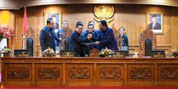 Ketua DPRD Badung I Gusti Anom Gumanti saat bersalaman dengan Bupati Badung I Wayan Arnawa di sidang paripurna DPRD Badung. -IST