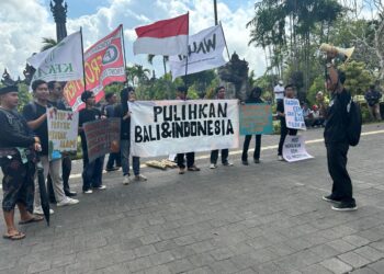 Sejumlah aktivis saat gelar aksi grubug agung di Denpasar. -BALITOPIK.COM