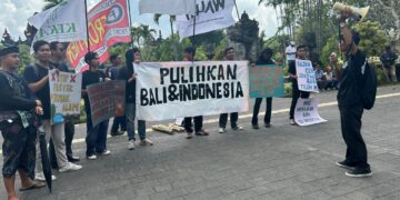 Sejumlah aktivis saat gelar aksi grubug agung di Denpasar. -BALITOPIK.COM