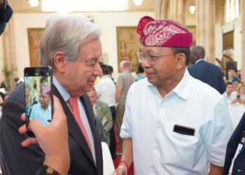 Gubernur Bali Wayan Koster saat bejabatan tangan dengan Sekretaris Jenderal PBB Antonio Guterres. -IST