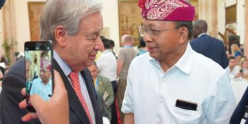 Gubernur Bali Wayan Koster saat bejabatan tangan dengan Sekretaris Jenderal PBB Antonio Guterres. -IST