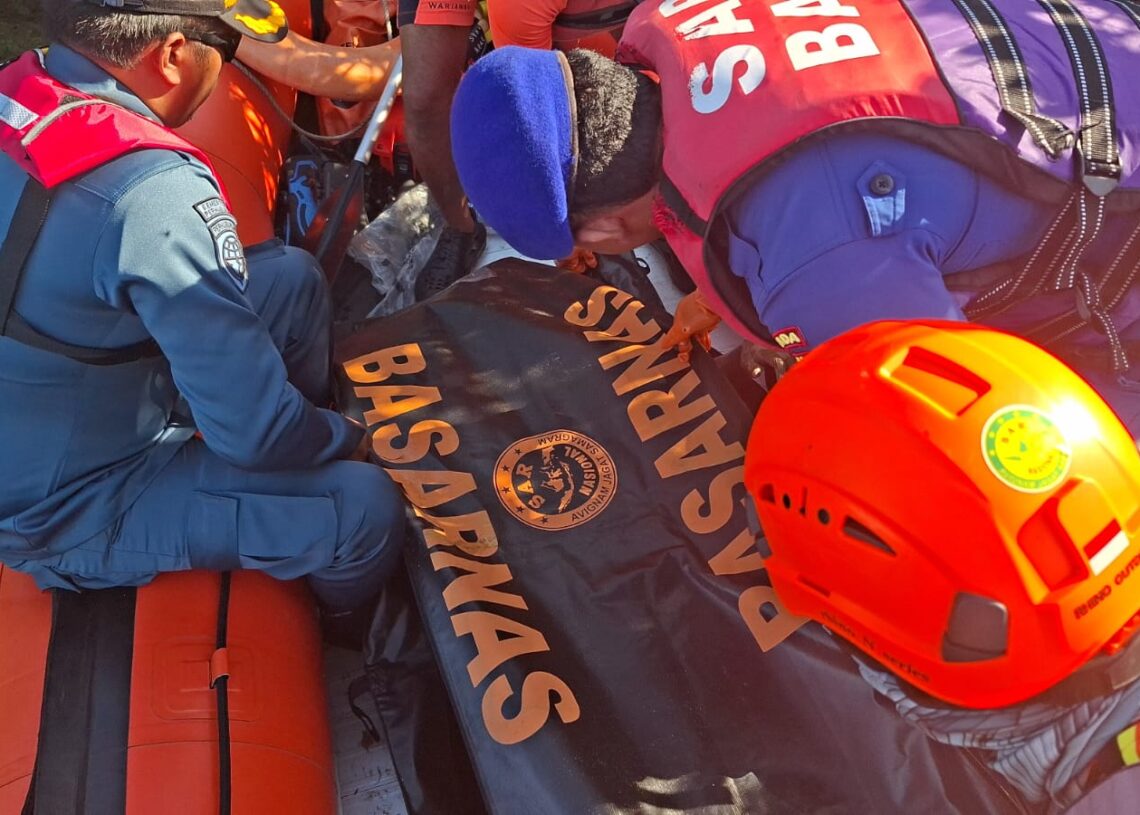 TIM SAR Gabungan saat mengevakuasi jenazah Rafles Tafa Kusuma (17) ABK Kapal Turmalin 384310. -IST
