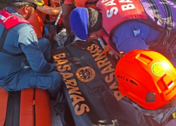 TIM SAR Gabungan saat mengevakuasi jenazah Rafles Tafa Kusuma (17) ABK Kapal Turmalin 384310. -IST