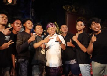 Gubernur Bali Wayan Koster saat diajak foto oleh sejumlah pemuda di PKB 2026. -IST