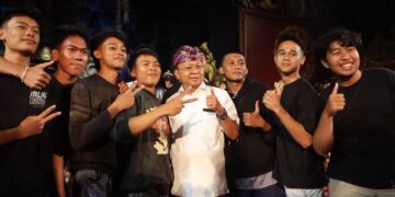 Gubernur Bali Wayan Koster saat diajak foto oleh sejumlah pemuda di PKB 2026. -IST