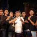 Gubernur Bali Wayan Koster saat diajak foto oleh sejumlah pemuda di PKB 2026. -IST