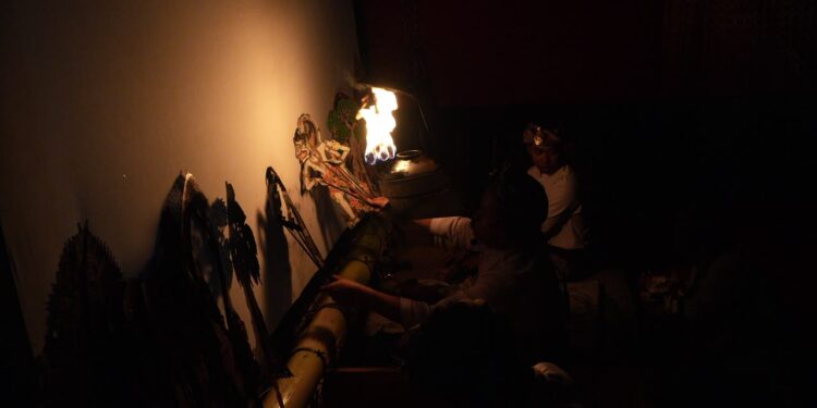 Sanggar Seni Dhanan Jaya Banjar Pengayehan, Desa Cemagi, Kecamatan Mengwi, tampil sebagai Duta Seni Kabupaten Badung pada Utsawa (Parade) Wayang Kulit yang digelar di depan Gedung Kriya, Taman Budaya Art Center Denpasar, Senin (6/7/2026). -IST