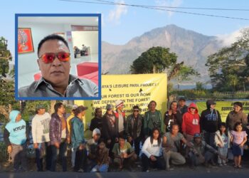 Kolase: Gede Angastia dan warga yang protes. -IST