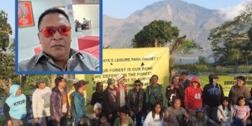 Kolase: Gede Angastia dan warga yang protes. -IST
