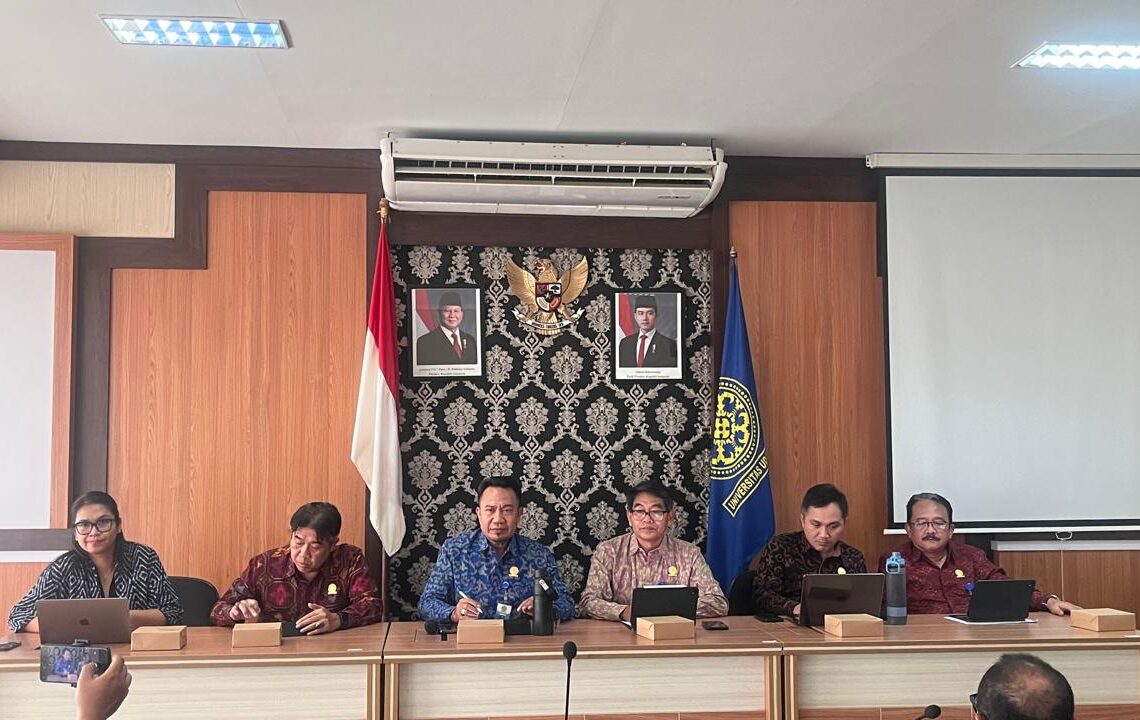 Rektor Universitas Udayana, Prof. I Ketut Sudarsana dan jajaran saat konferensi pers. -BALITOPIK.COM