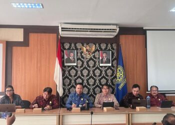Rektor Universitas Udayana, Prof. I Ketut Sudarsana dan jajaran saat konferensi pers. -BALITOPIK.COM
