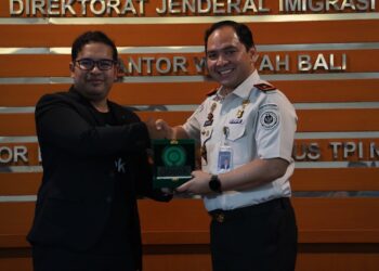 Kepala Kantor Imigrasi Kelas I Khusus TPI Ngurah Rai, Bugie Kurniawan (kanan). -IST