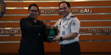 Kepala Kantor Imigrasi Kelas I Khusus TPI Ngurah Rai, Bugie Kurniawan (kanan). -IST