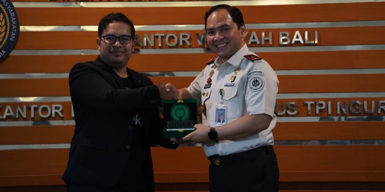 Kepala Kantor Imigrasi Kelas I Khusus TPI Ngurah Rai, Bugie Kurniawan (kanan). -IST