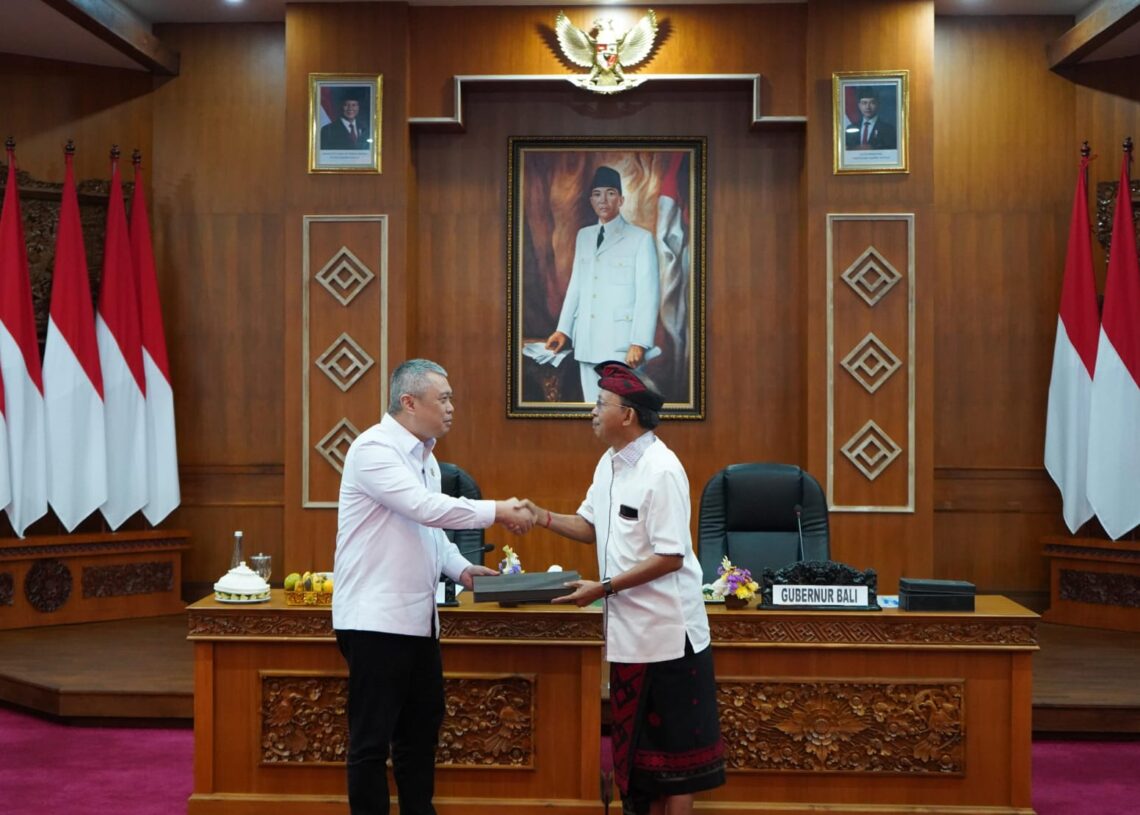 Pertemuan antara Gubernur Bali Wayan Koster dengan Menteri Perhubungan RI Dudy Purwagandhi di Ruang Rapat Kertha Sabha, Jayasabha, Denpasar, Kamis (9/7/2026). -IST