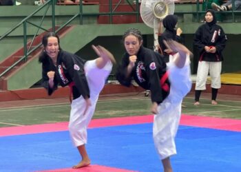Maria Devianita Nanggor dan Maria Devianeta Nanggor saat tampil di Kejuaraan Nasional (Kejurnas) Federasi Kempo Indonesia (FKI) 2026. -BALITOPIK.COM