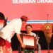 Gubernur Wayan Koster saat memberikan penghargaan kepada salah satu penerima Adi Sewaka Nugraha. -IST