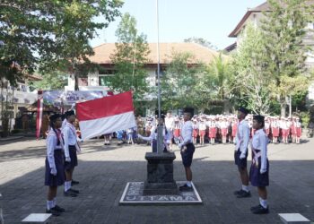 Suasana apel bendera MPLS siswa SD dan SMP di Badung. -IST