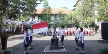 Suasana apel bendera MPLS siswa SD dan SMP di Badung. -IST