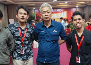 LMND Bali bersama Wamensos Agus Jabo Priyono usai mengisi materi pada Sekolah Pelopor dalam rangkaian perayaan Harlah LMND yang ke-27 di Jakarta. Dari kanan ke kiri : Ketua LMND Bali ; I Made Dirgayusa, DPO LMND Bali ; I Putu Widi Arika S., Wamensos ; Agus Jabo Priyono, Sekretaris Komisariat LMND Warmadewa ; Semuel Bonu Ate. -IST