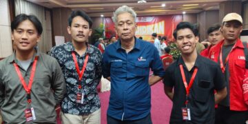 LMND Bali bersama Wamensos Agus Jabo Priyono usai mengisi materi pada Sekolah Pelopor dalam rangkaian perayaan Harlah LMND yang ke-27 di Jakarta. Dari kanan ke kiri : Ketua LMND Bali ; I Made Dirgayusa, DPO LMND Bali ; I Putu Widi Arika S., Wamensos ; Agus Jabo Priyono, Sekretaris Komisariat LMND Warmadewa ; Semuel Bonu Ate. -IST