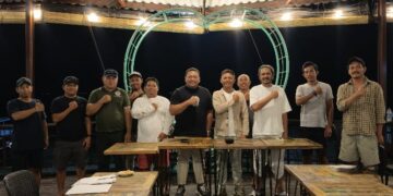 Dialog antara Nusantara Carbon, Mahardhika Institute dan Lembaga Desa Pengelola Hutan (LDPH) Jungutbatu terkait konservasi mangrove di Nusa Lembongan. -IST