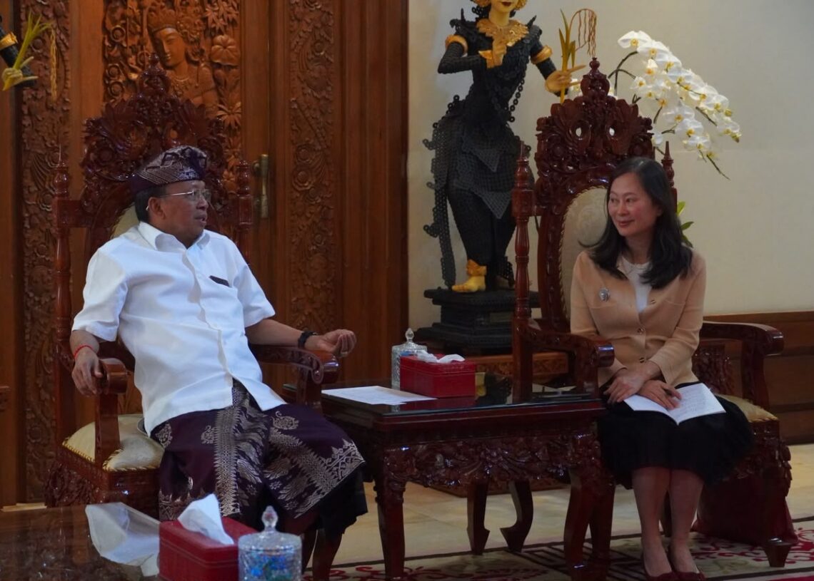 Gubernur Bali Wayan Koster (kiri). -IST
