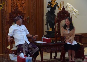 Gubernur Bali Wayan Koster (kiri). -IST