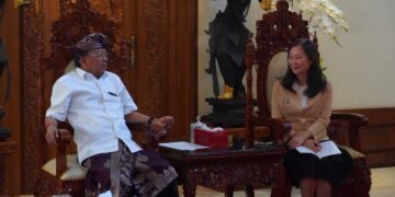 Gubernur Bali Wayan Koster (kiri). -IST