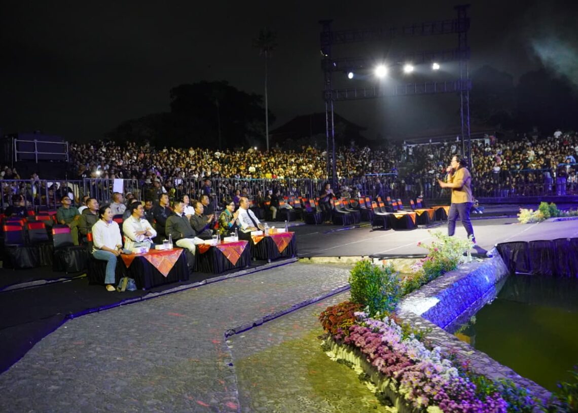 Ketua TP PKK Provinsi Bali, Ny. Putri Suastini Koster saat menyaksikan "Bintang 5 Musika Jani". -IST