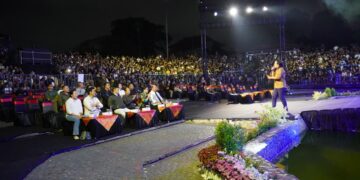 Ketua TP PKK Provinsi Bali, Ny. Putri Suastini Koster saat menyaksikan "Bintang 5 Musika Jani". -IST