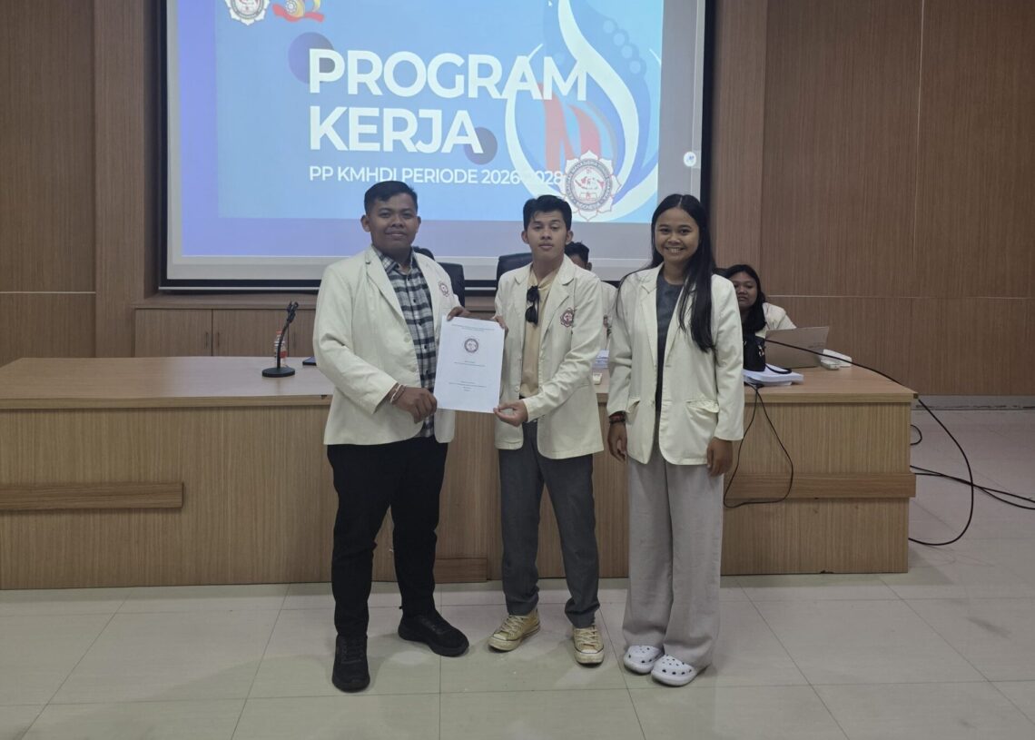 Ketua PD KMHDI Bali saat menyerahkan dokumen sikap dalam Rapat Pimpinan Nasional (RAPIMNAS) XVI KMHDI. -IST