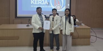 Ketua PD KMHDI Bali saat menyerahkan dokumen sikap dalam Rapat Pimpinan Nasional (RAPIMNAS) XVI KMHDI. -IST