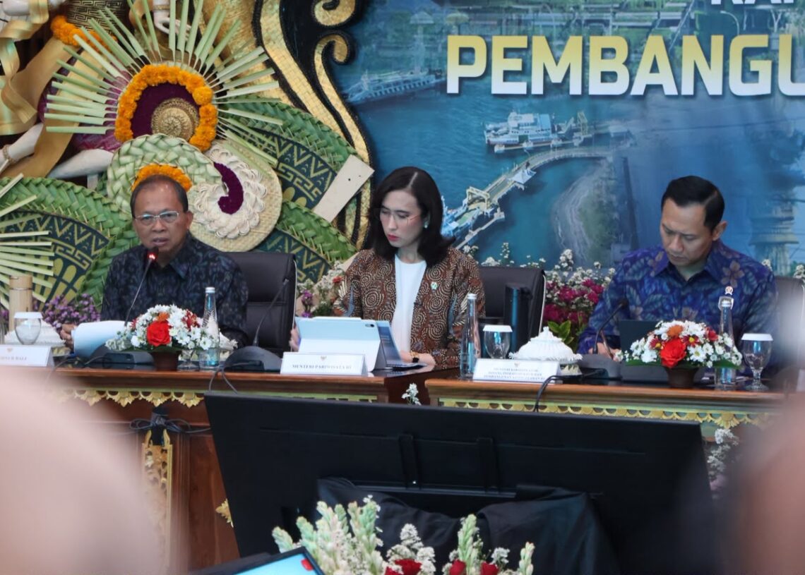 Gubernur Bali Wayan Koster (kiri). -BALITOPIK.COM