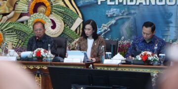 Gubernur Bali Wayan Koster (kiri). -BALITOPIK.COM