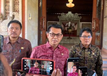 Ketua DPRD Bali Dewa Made Mahayadnya alias Dewa Jack (tengah). -BALITOPIK.COM