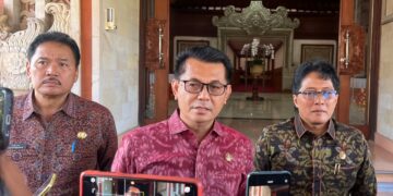 Ketua DPRD Bali Dewa Made Mahayadnya alias Dewa Jack (tengah). -BALITOPIK.COM