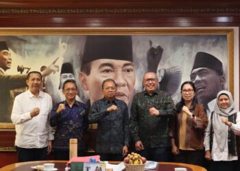 Wayan Koster saat menerima Direktur Jenderal Tata Ruang Kementerian Agraria dan Tata Ruang/Badan Pertanahan Nasional (ATR/BPN), Suyus Windayana, di Kantor Gubernur Bali, Renon, Denpasar, Senin (20/7/2026).