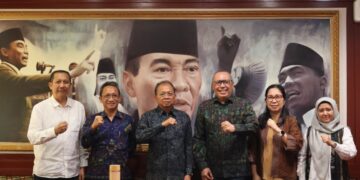Wayan Koster saat menerima Direktur Jenderal Tata Ruang Kementerian Agraria dan Tata Ruang/Badan Pertanahan Nasional (ATR/BPN), Suyus Windayana, di Kantor Gubernur Bali, Renon, Denpasar, Senin (20/7/2026).