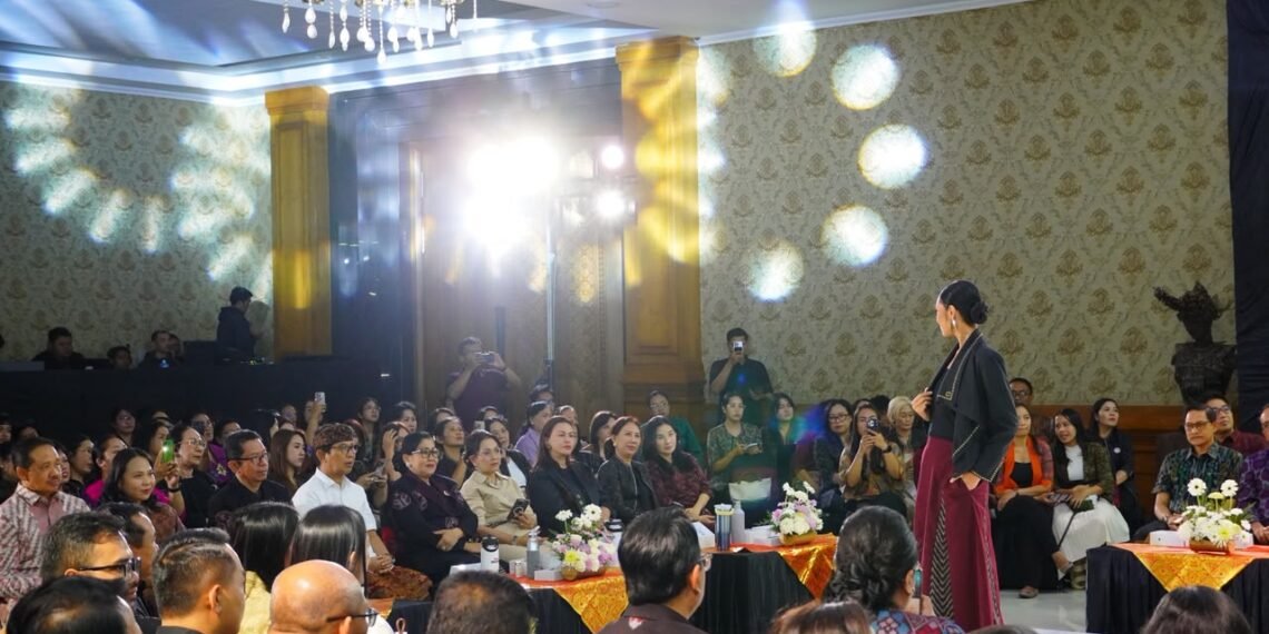 Seorang model saat tampil pada acara peluncuran Dekranasda Bali Fashion Road Show. -IST
