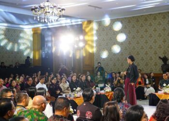 Seorang model saat tampil pada acara peluncuran Dekranasda Bali Fashion Road Show. -IST