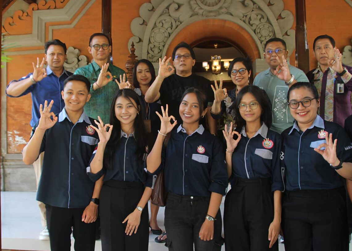 Wakil Gubernur Bali I Nyoman Giri Prasta saat menerima Forum GenRe Indonesia Provinsi Bali. -IST