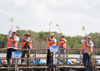 Gubernur Bali Wayan Koster saat mendampingi Menteri Lingkungan Hidup/Kepala Badan Pengendalian Lingkungan Hidup, Menteri Kelautan dan Perikanan, serta jajaran pemerintah pusat menanam Mangrove. -BALITOPIK.COM