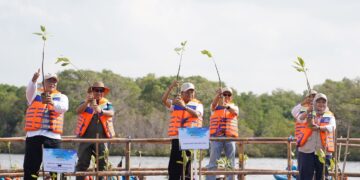 Gubernur Bali Wayan Koster saat mendampingi Menteri Lingkungan Hidup/Kepala Badan Pengendalian Lingkungan Hidup, Menteri Kelautan dan Perikanan, serta jajaran pemerintah pusat menanam Mangrove. -BALITOPIK.COM