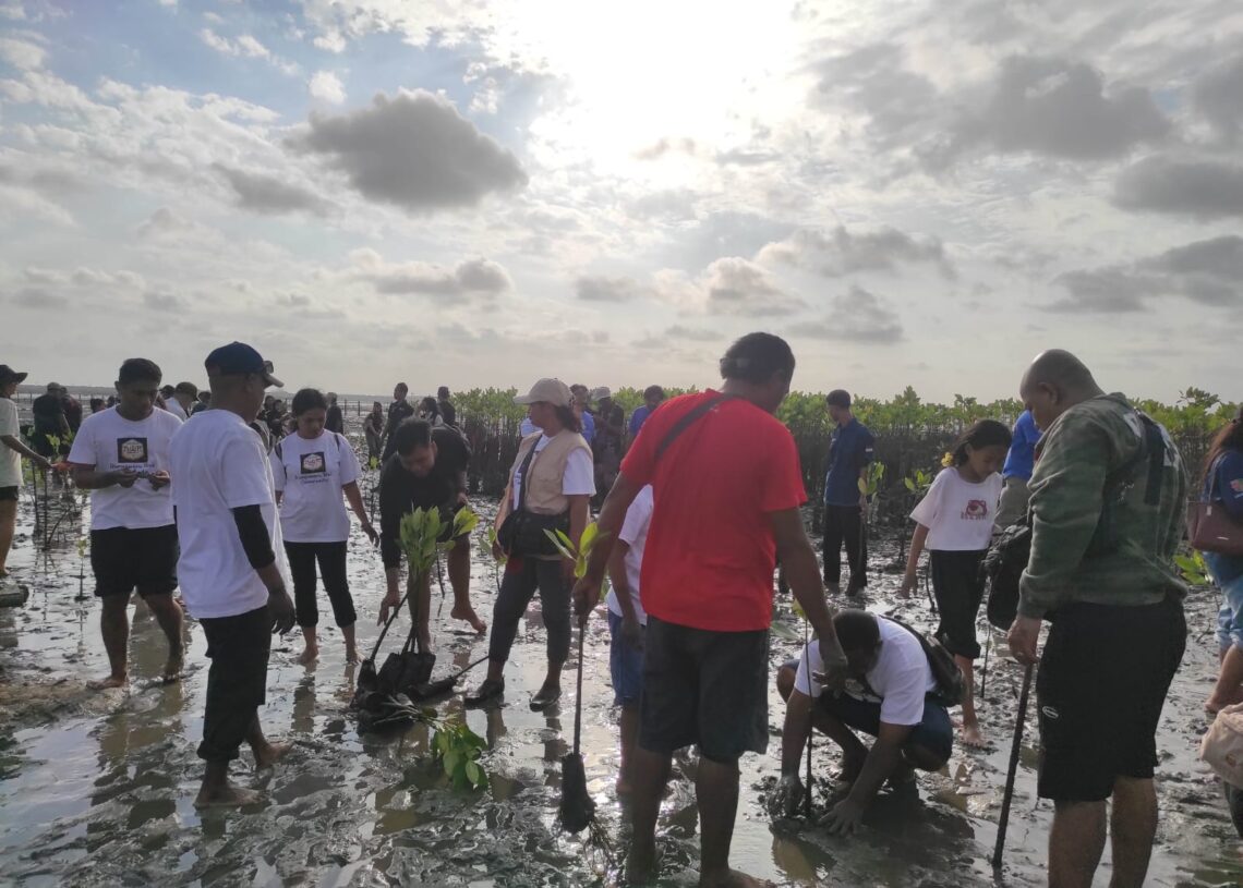 Komunitas Bungawaru Bali dan GEPAB saat ikut terlibat dalam aksi tanam mangrove dan bersih-bersih. - BALITOPIK.COM