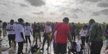 Komunitas Bungawaru Bali dan GEPAB saat ikut terlibat dalam aksi tanam mangrove dan bersih-bersih. - BALITOPIK.COM