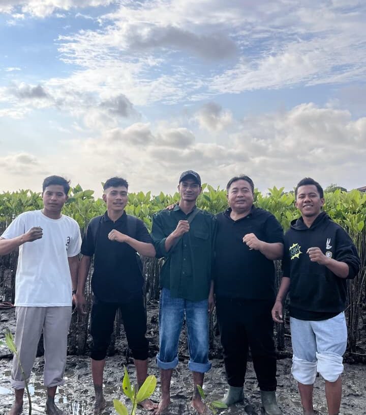 Pengurus HIMAK Bali saat berpose bersama Anggota DPR RI, I Nyoman Parta. -BALITOPIK.COM