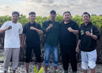 Pengurus HIMAK Bali saat berpose bersama Anggota DPR RI, I Nyoman Parta. -BALITOPIK.COM