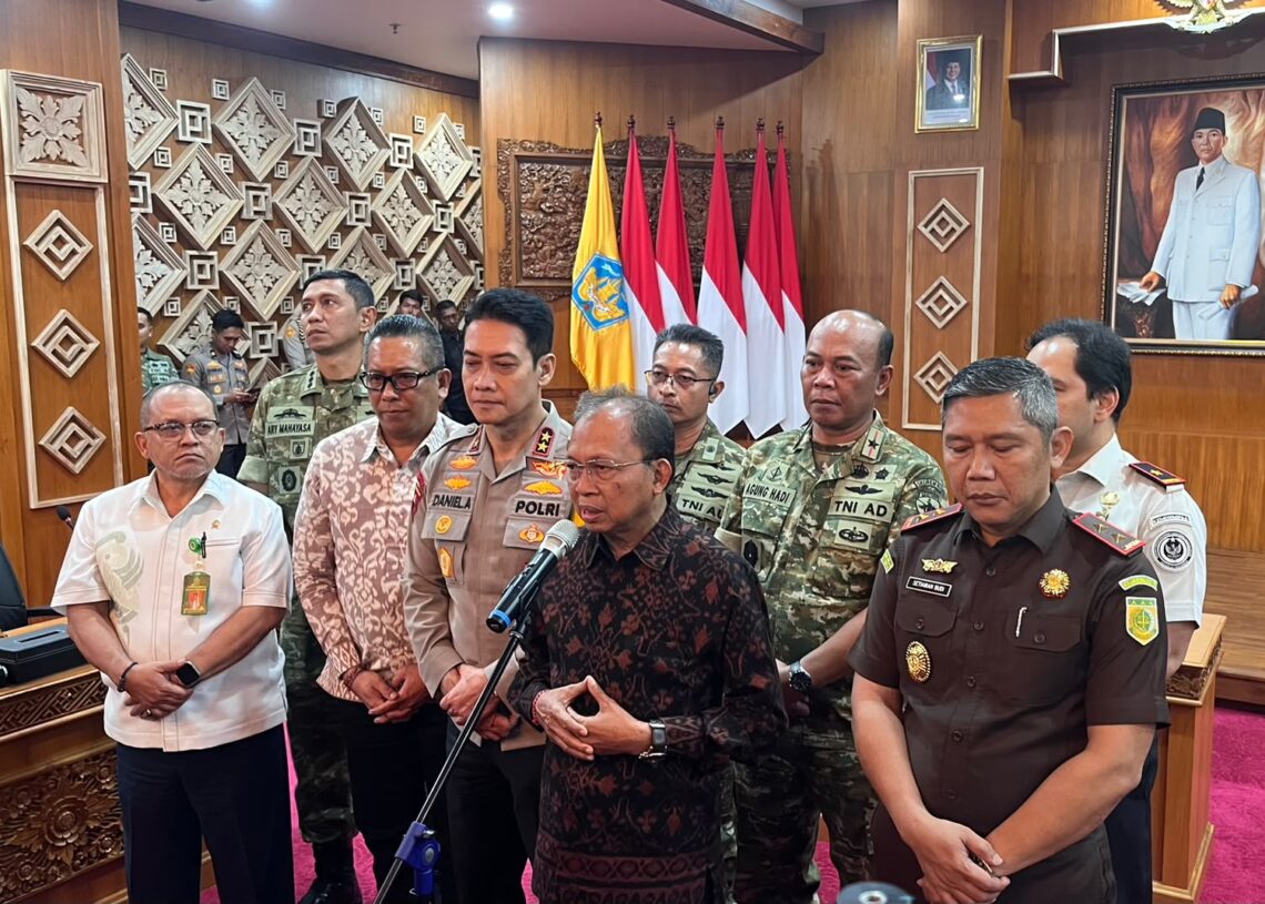 Gubernur Bali Wayan Koster didampingi instansi terkait saat konferensi pers. -BALITOPIK.COM